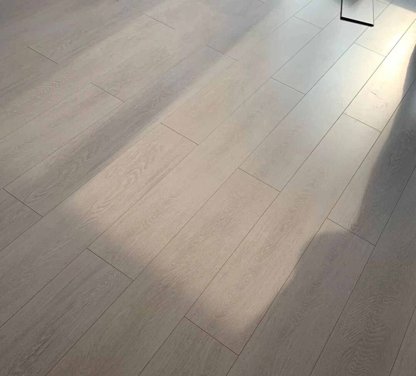 圣象无醛芯地板pf0233昙影 昙影这款地板正如其名 昙花一样无暇的色彩