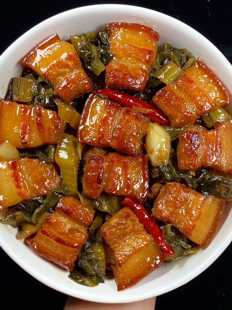 五花肉炖咸菜,又香又嫩,肥而不腻,一口气吃上几天,一点都不为过,这