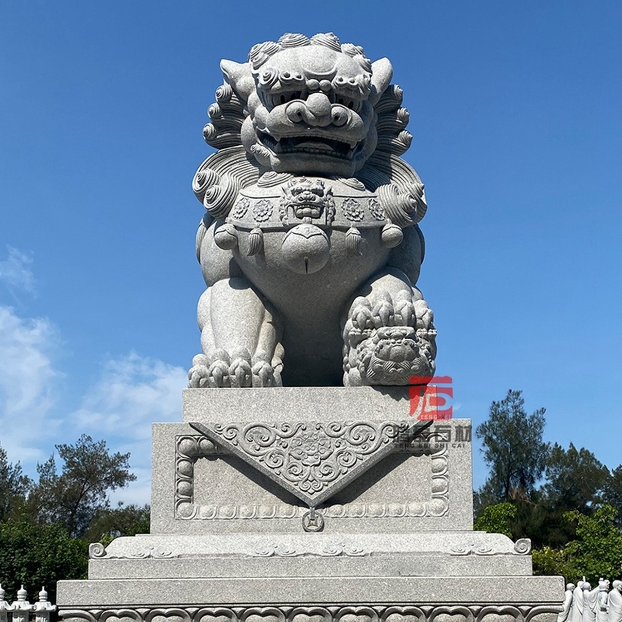 石雕狮子摆放位置的意义深远,通常置于门前或入口处,彰显尊贵与威严