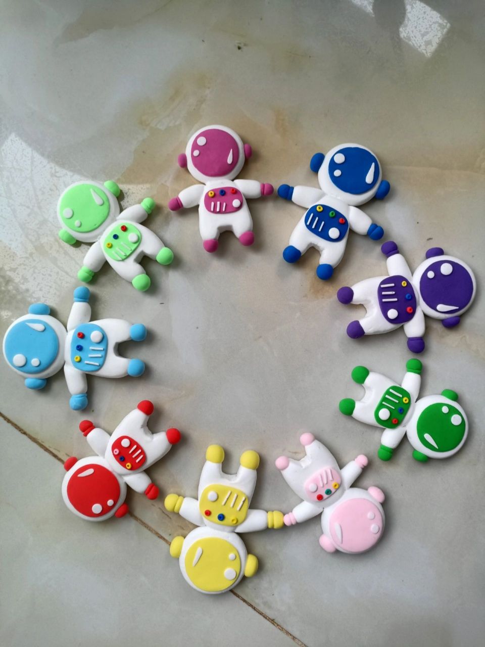 粘土宇航员……送给我们班的小朋友!
