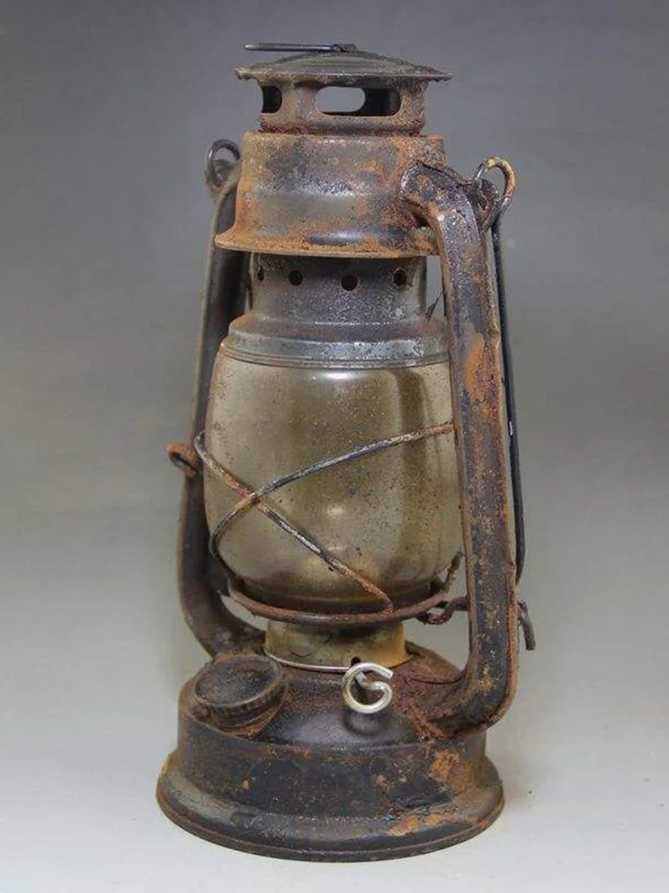 煤油灯图片老照片 农村夜间照明,在那个贫困年代,大都是煤油灯当主角.