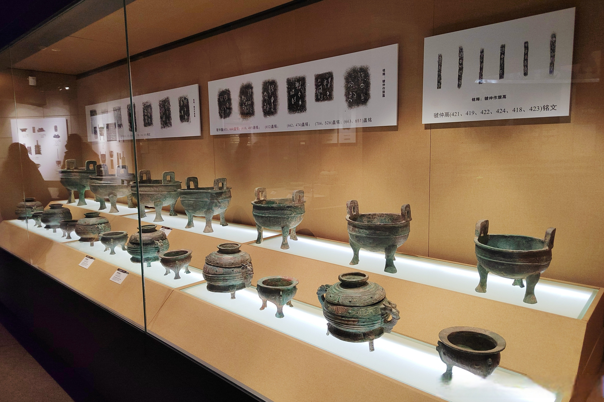 博物馆的建筑外观展示了古代车马文化,好像一辆战车,驰骋于原野上.