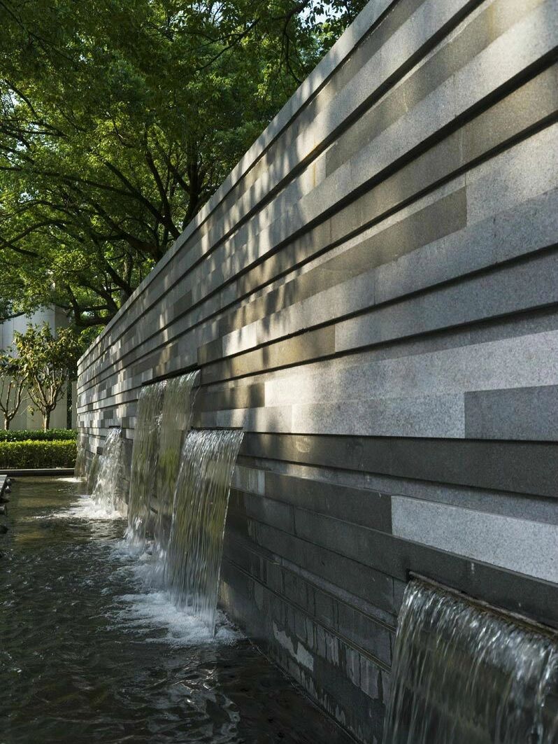 庭院常规设计要素之流水景墙 流水景墙也称水幕墙,是一种专门装饰用的