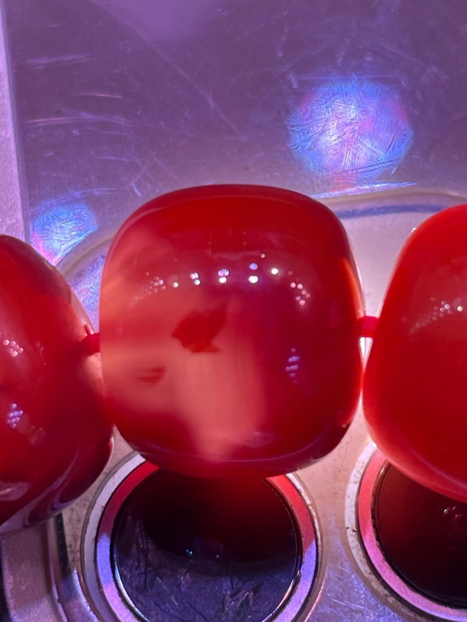 看看南红透光的样子 图一 樱桃红  图二冰红  图三火焰纹 图四柿子红