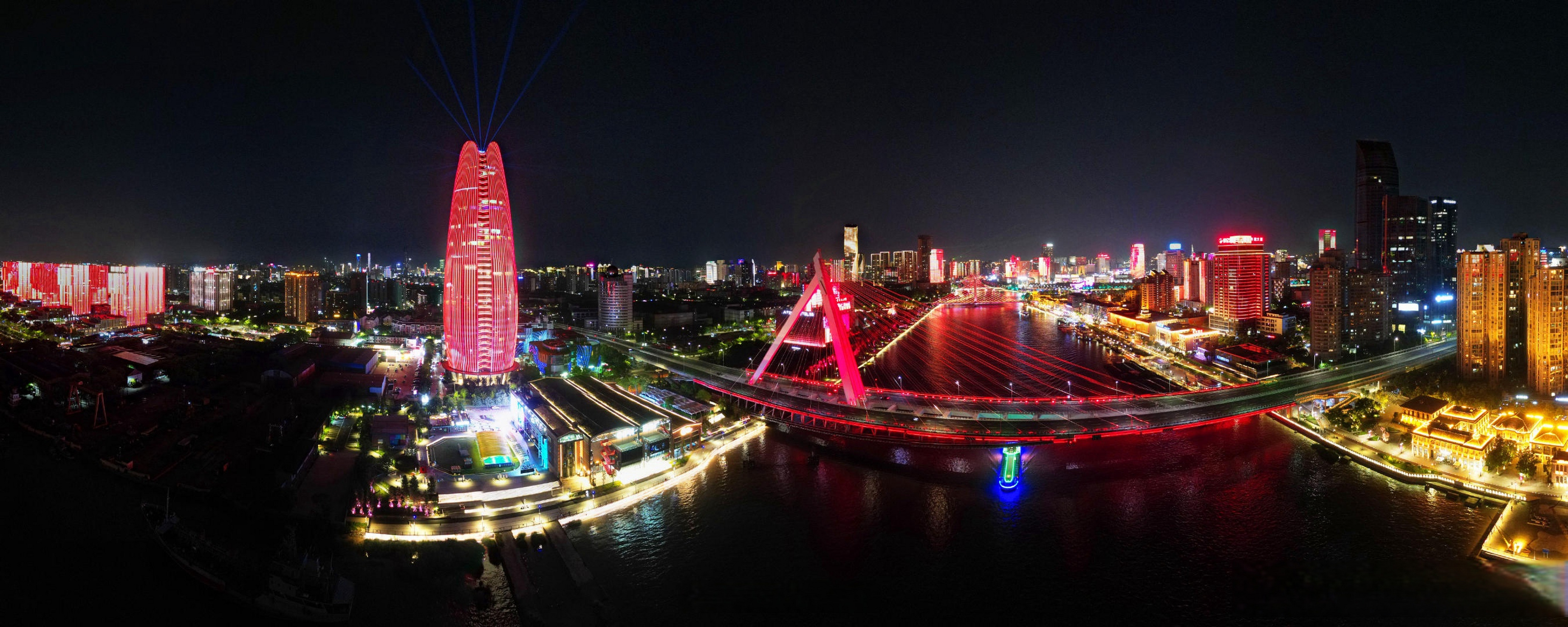 网友东海沙子 投稿:宁波三江口灯光秀为八一建军节点亮 为庆祝建军97