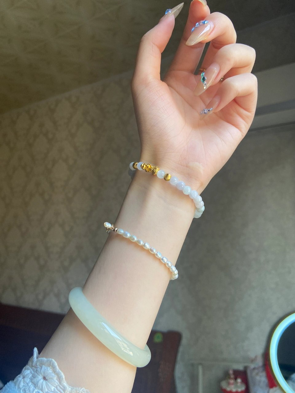 真的好喜欢冰润的镯子和各种手串叠戴,每次都美的我不停拍拍拍,新到的