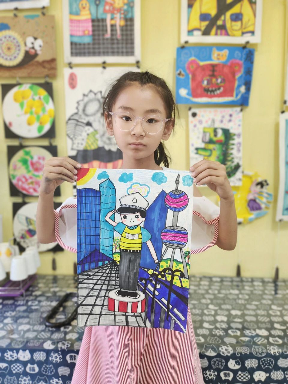 交通警察儿童画     城市交通的守护者.