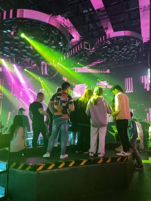 在夜店,男生的脸蛋简直就是一张"入场券",颜值越高,收入就越高!