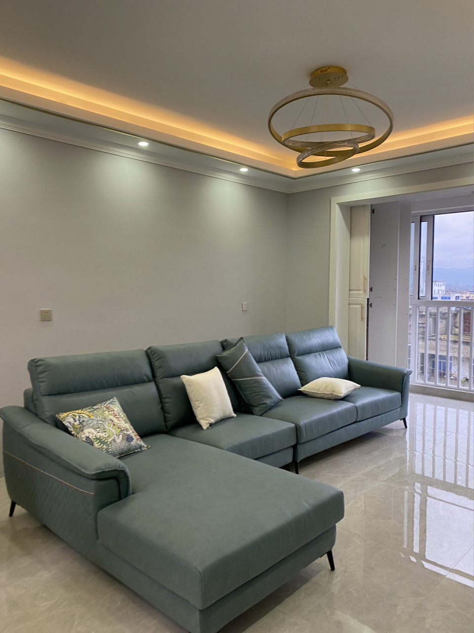 求助这个灰蓝色沙发配什么沙发垫好看那～ 沙发面料是偏皮的科技布,想