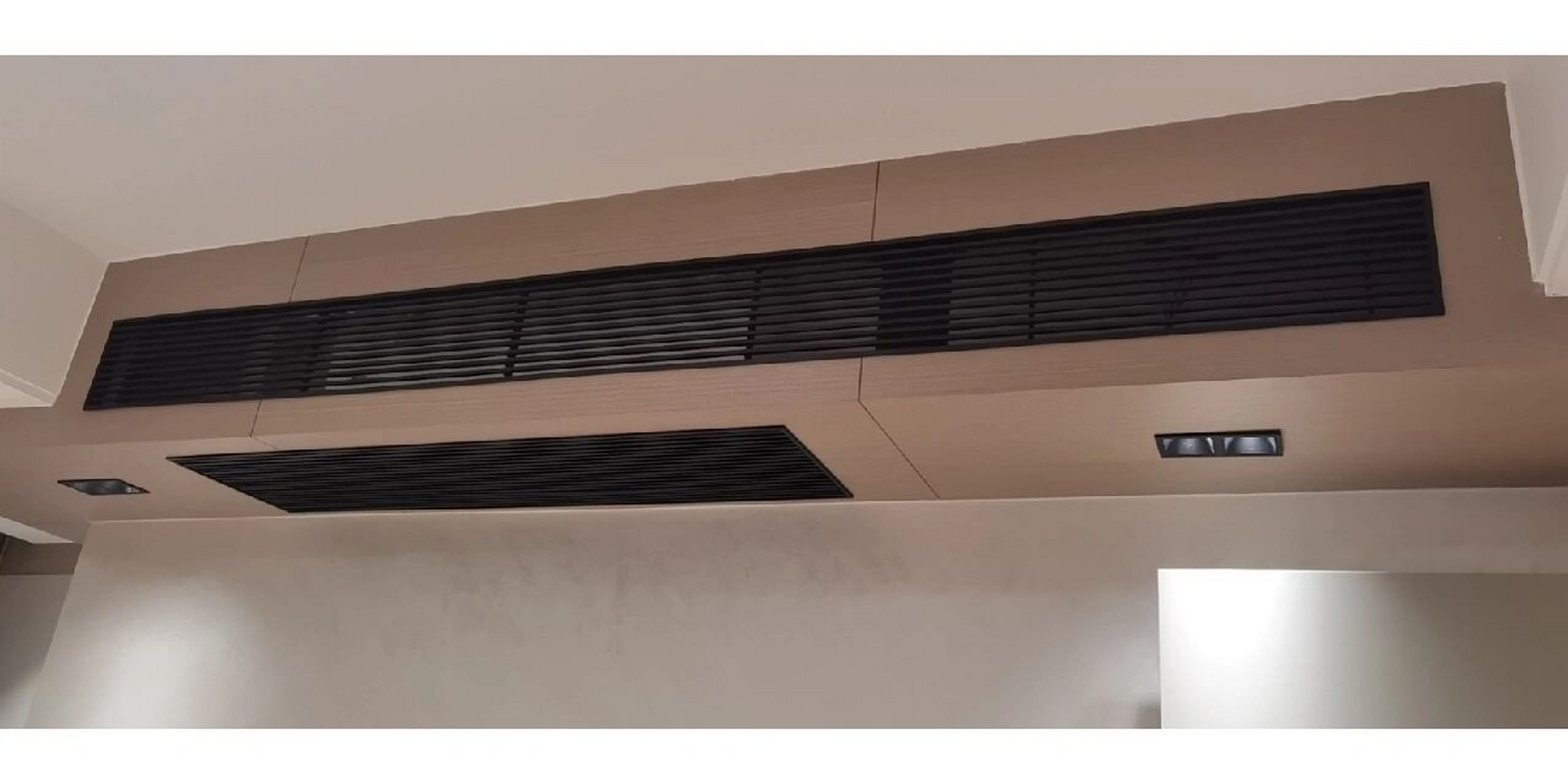 主要是因为传统的空调挂机因为是斜下方出风,会因为送风角度问题没