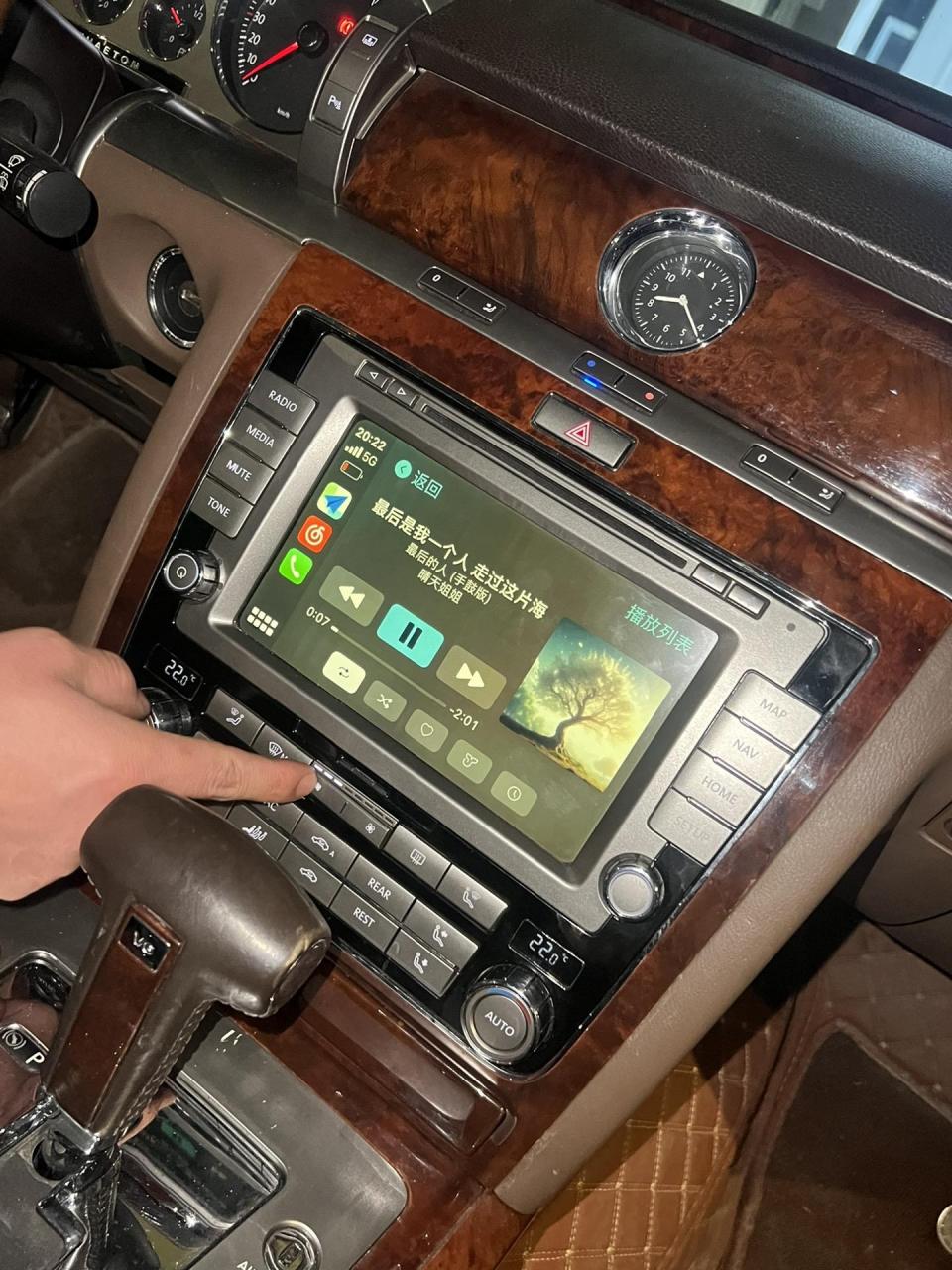 大众辉腾更换支臂原车导航加装carplay