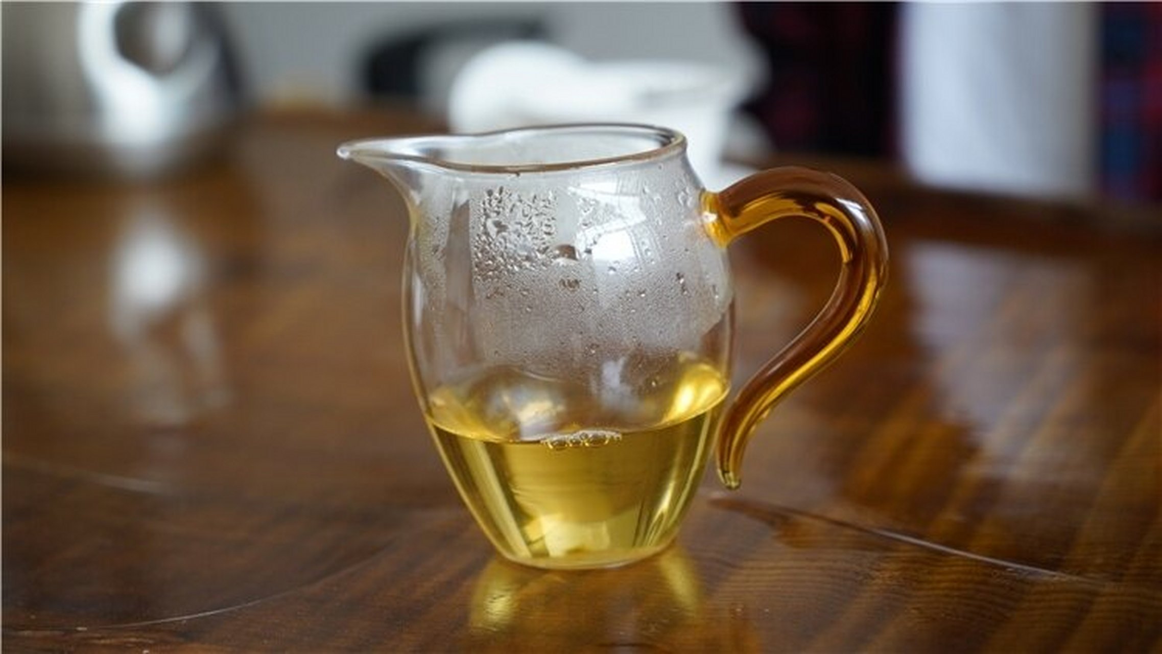 这类茶品,随着生茶不断变化,茶汤绿艳消失,逐渐演变为杏黄明亮的汤色.