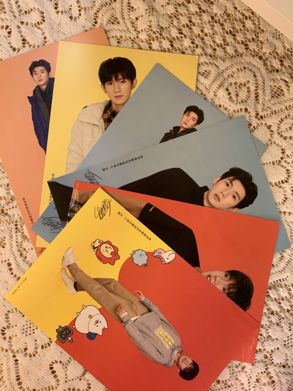 王源女孩们都给我冲优衣库 还有明信片[期待] 我们家王源太9315了