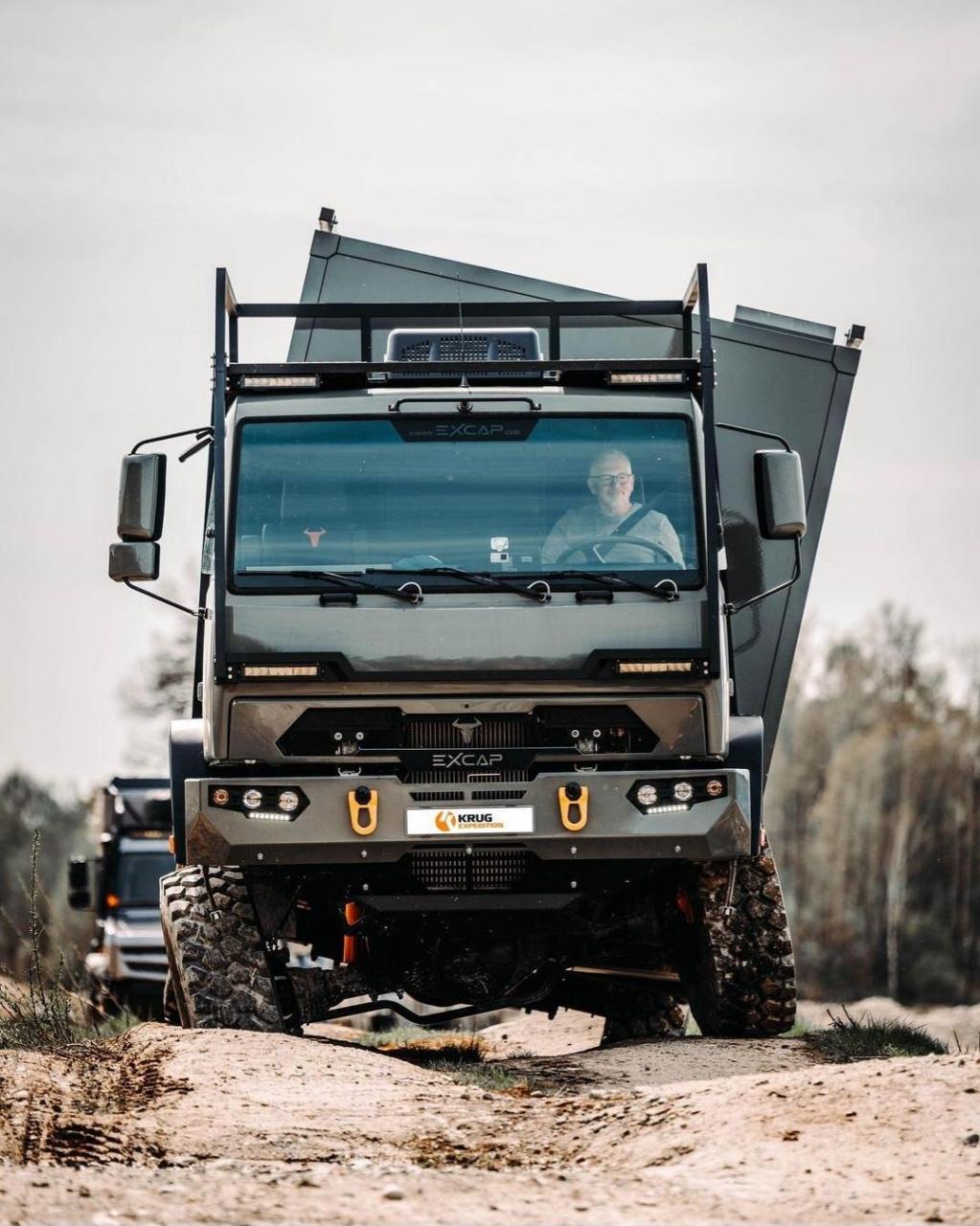 我们提供重型越野房车的解决方案,从4x4到6x6再到8x8,上装适合搭配多