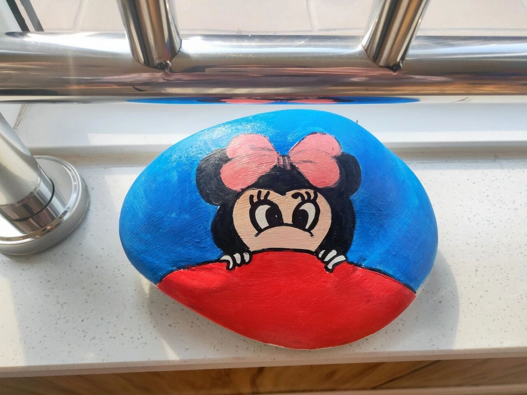 好玩的鹅卵石画98  刚刚上完漆的鹅卵石,经过了一天的绘画终于完成!