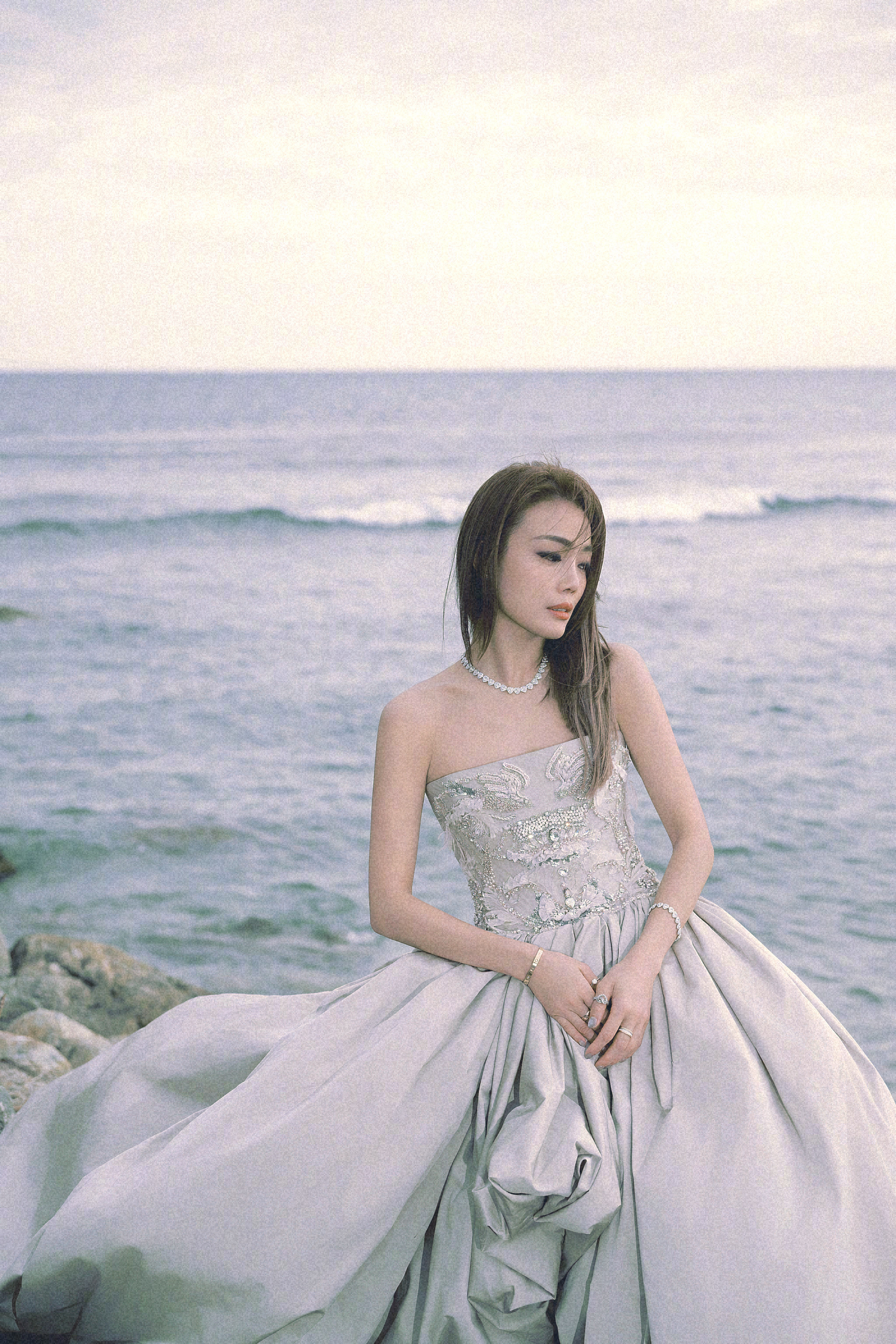 初春的海風吹拂,容祖儿 側耳傾聽,海浪記錄下此刻的相遇.容祖儿超话