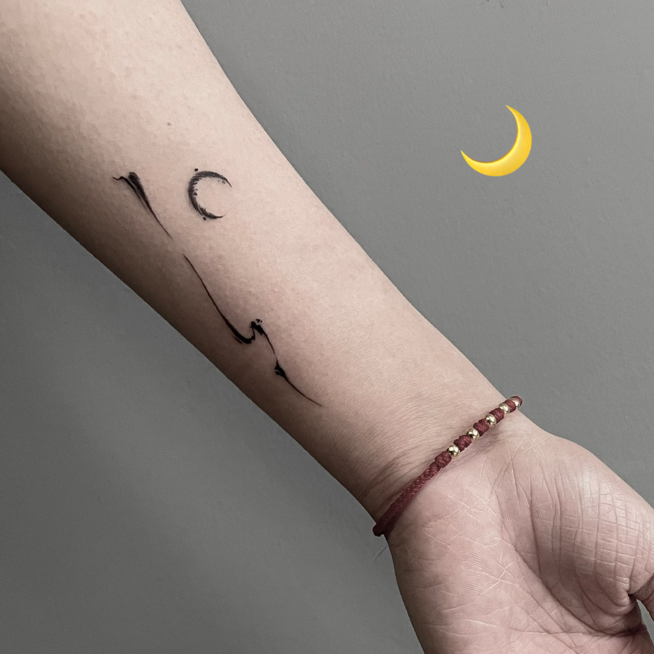 纹身|海上生明月 手臂女生线条抽象纹身 纹身这个事情不是靠什么深思