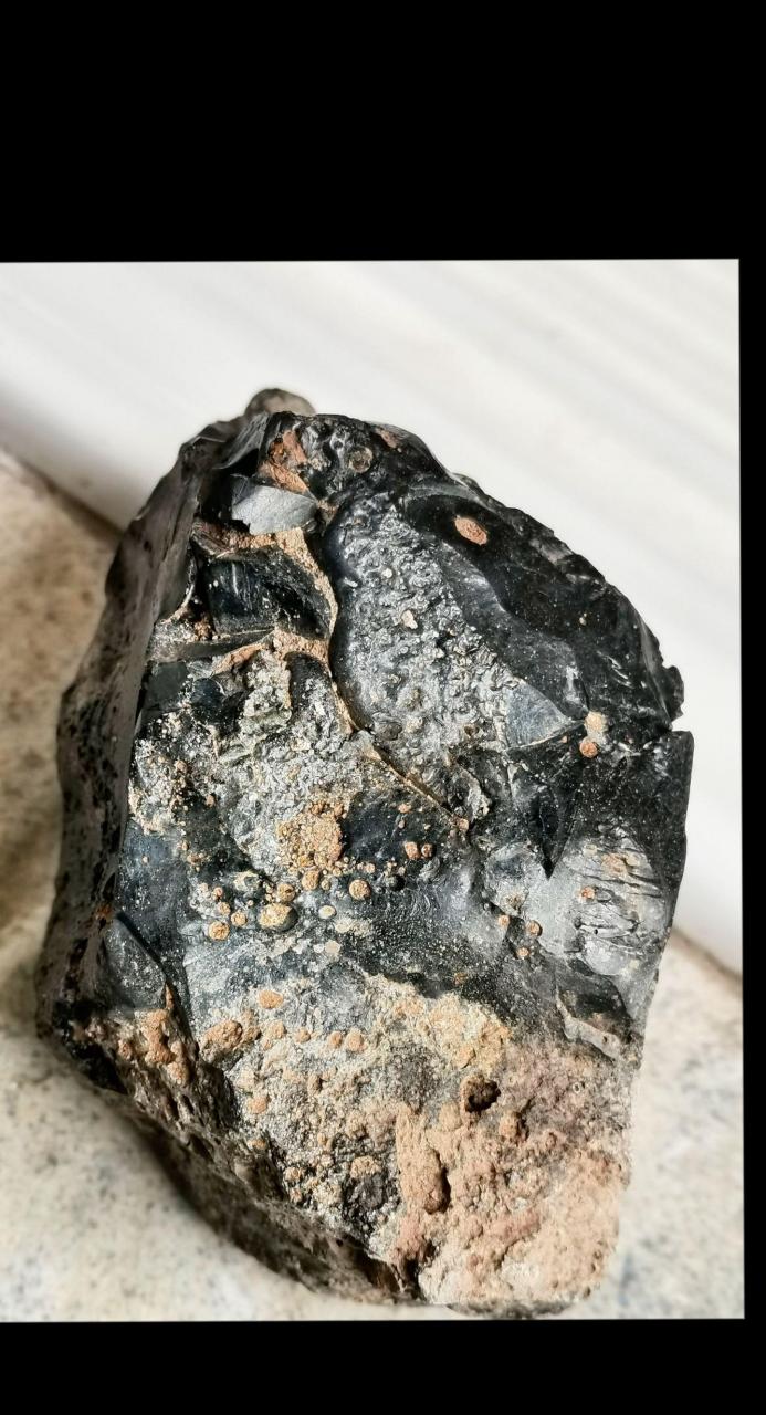 一枚十分珍稀的带弱磁之玻璃陨石原石,重约450.