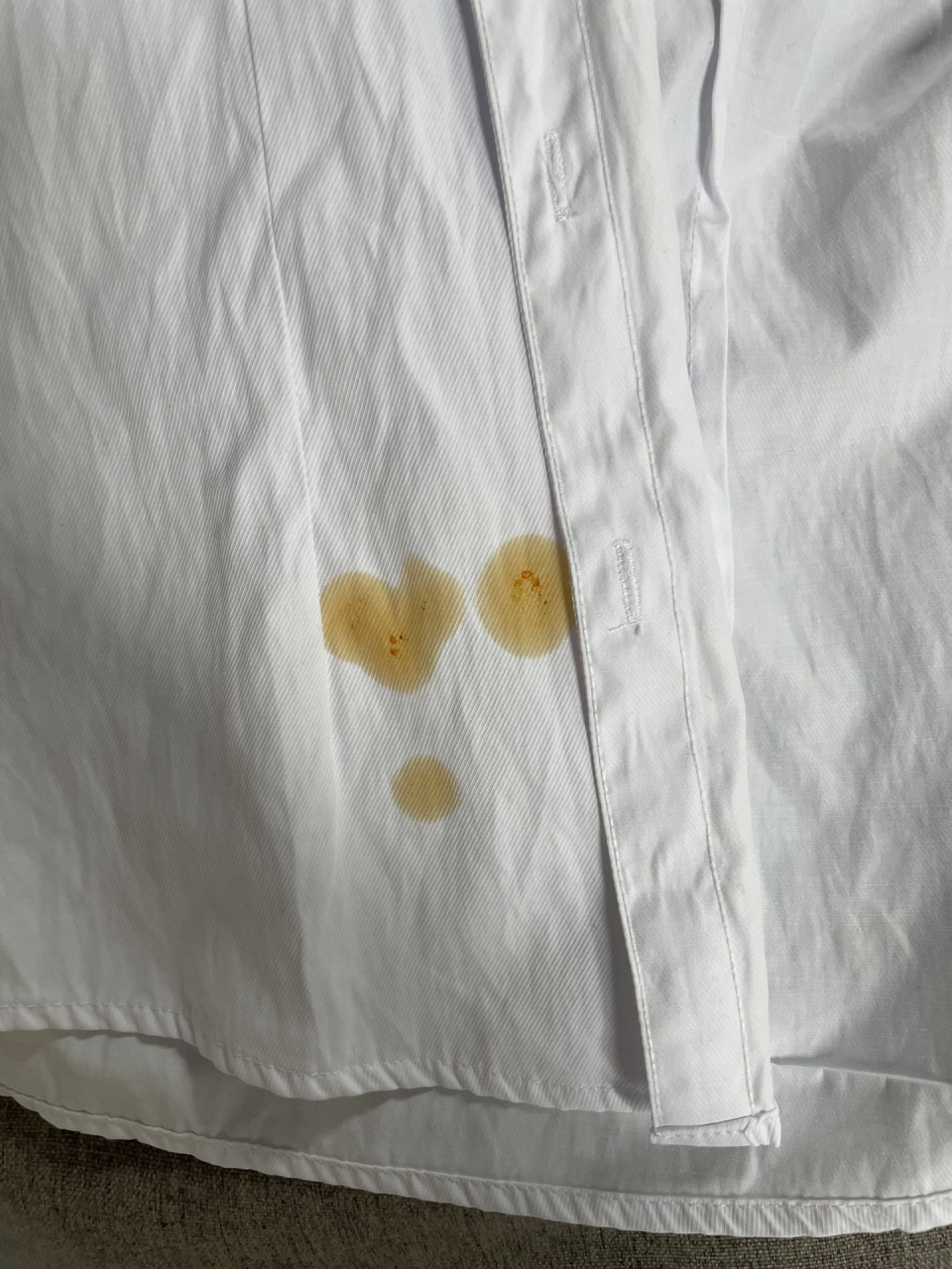 白衣服去油渍(火锅油渍,老干妈,辣条) 前几天衬衣被辣条里的油弄了好