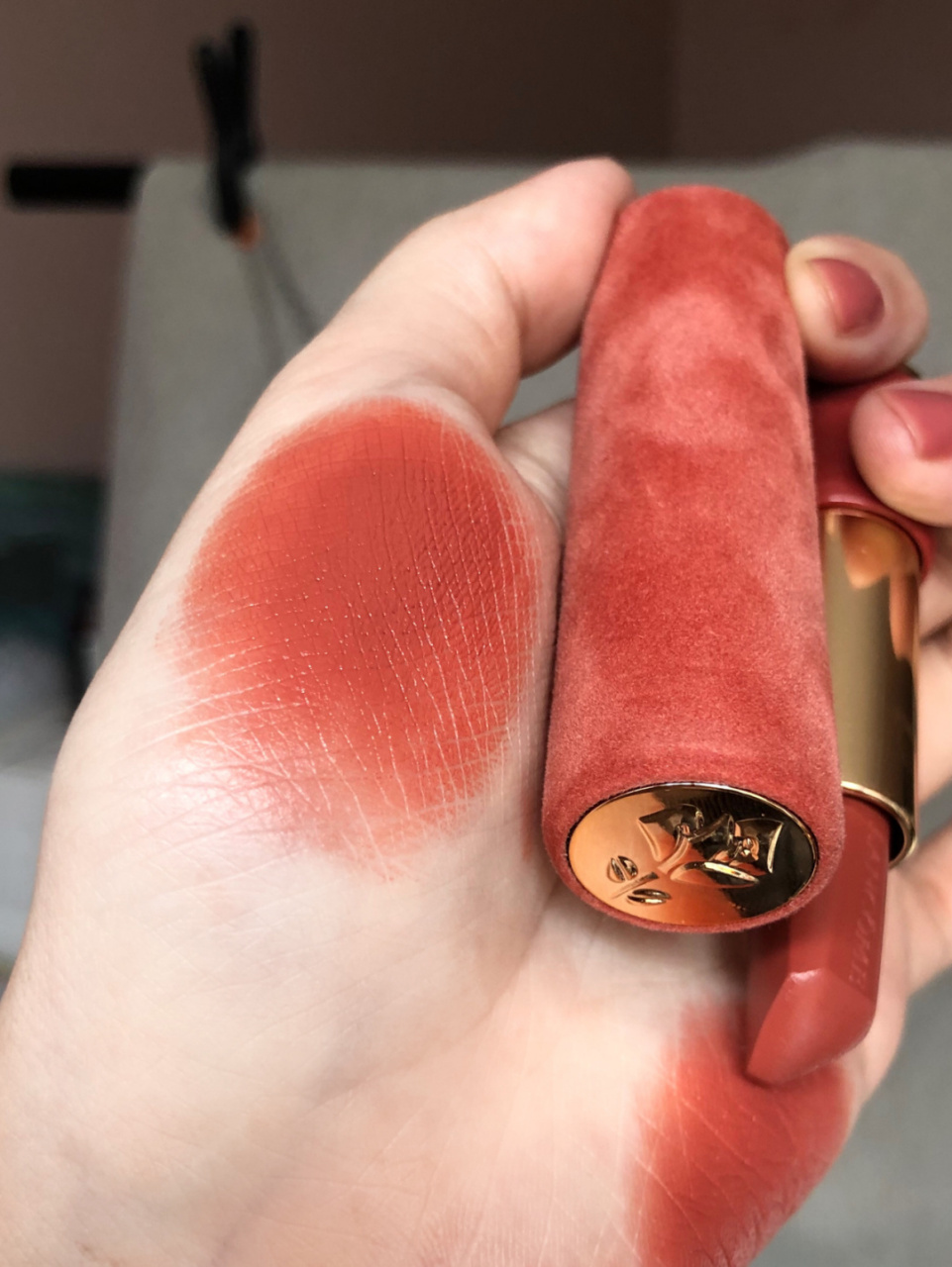 一个兰蔻274丝绒口红的预告试色 就随便抹了几下 太美了5555555 加上