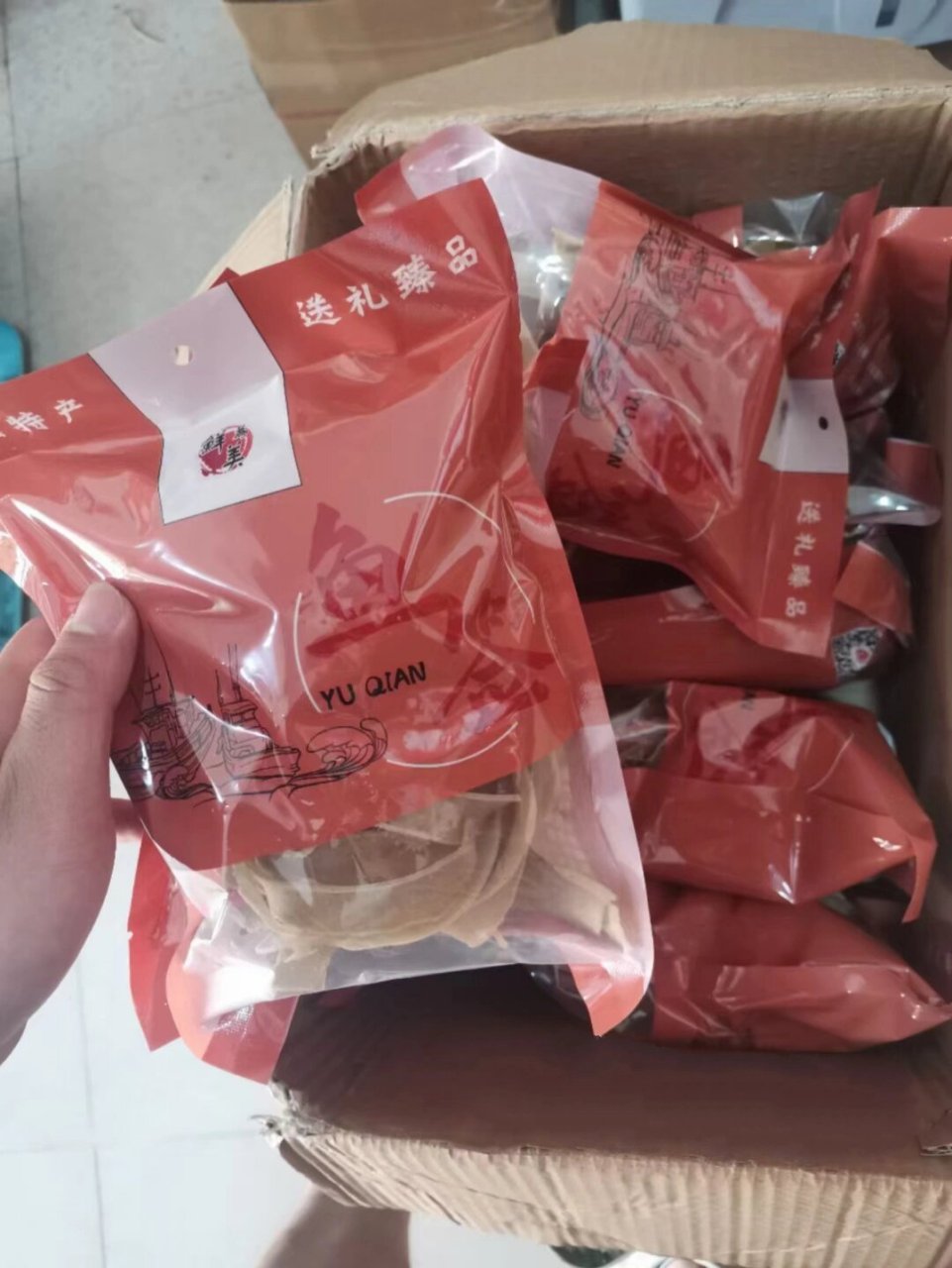 厨房片-炸鱼签 1.锅内倒油,大火,油泡 2.先放少量鱼签,试炸 3.