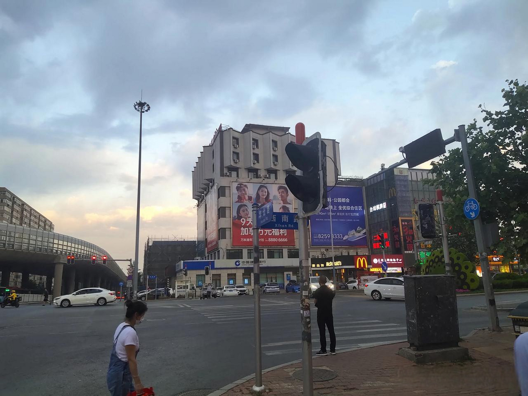 大连市内的西南路和华北路交界处有个人行横道的信号灯不亮了,导致过