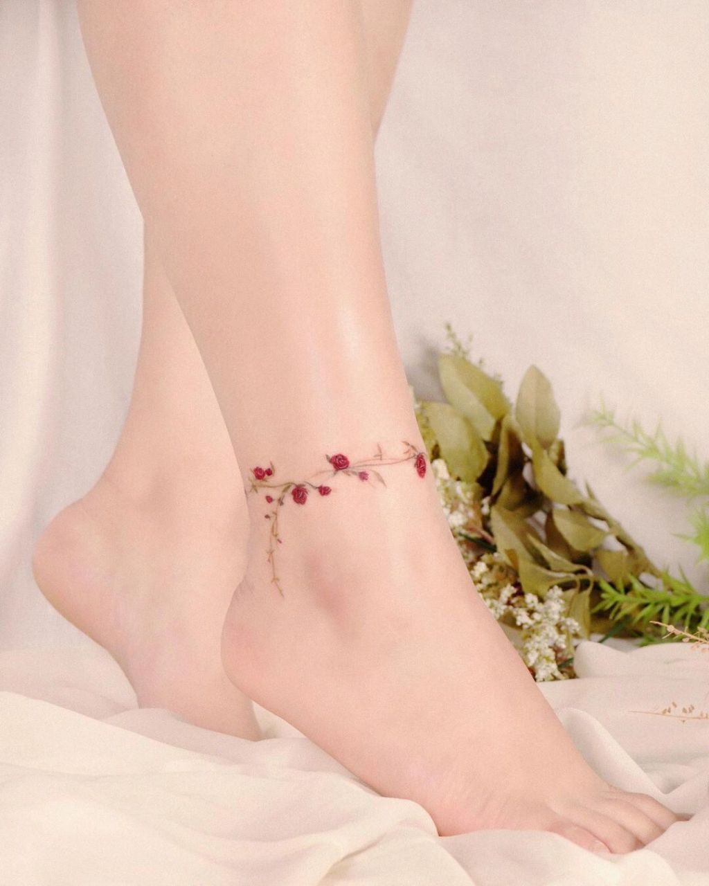 玫瑰花的链链纹身 超精致超小的玫瑰花环纹身