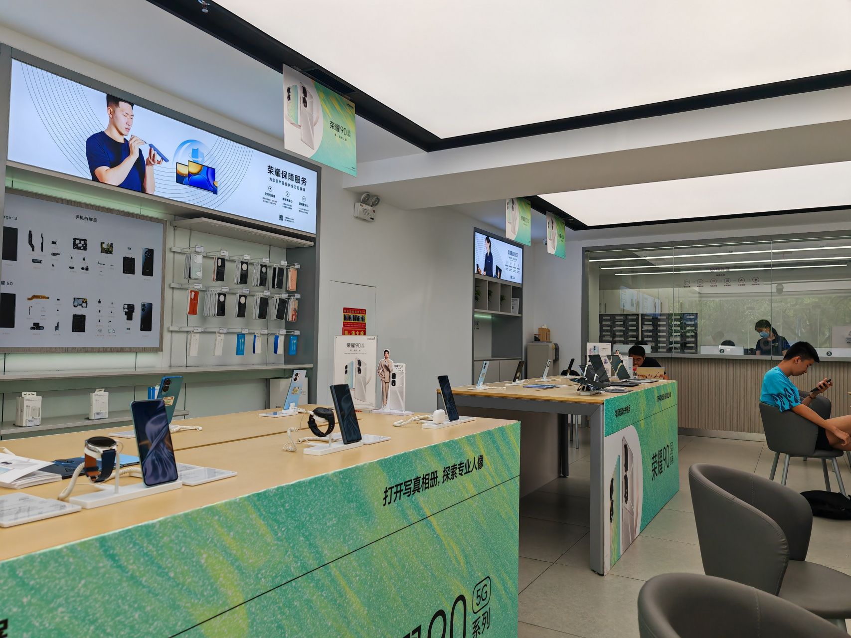 来荣耀售后给荣耀90 pro贴膜了,前台平板的实时服务进度显示好评[滑稽