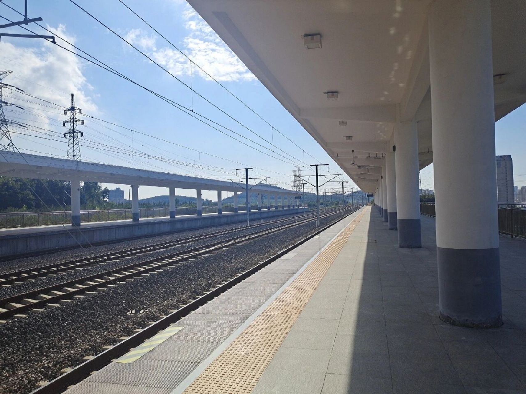 威海北站作为青荣城际铁路的一个客运站,距离里口山风景名胜区和仙姑