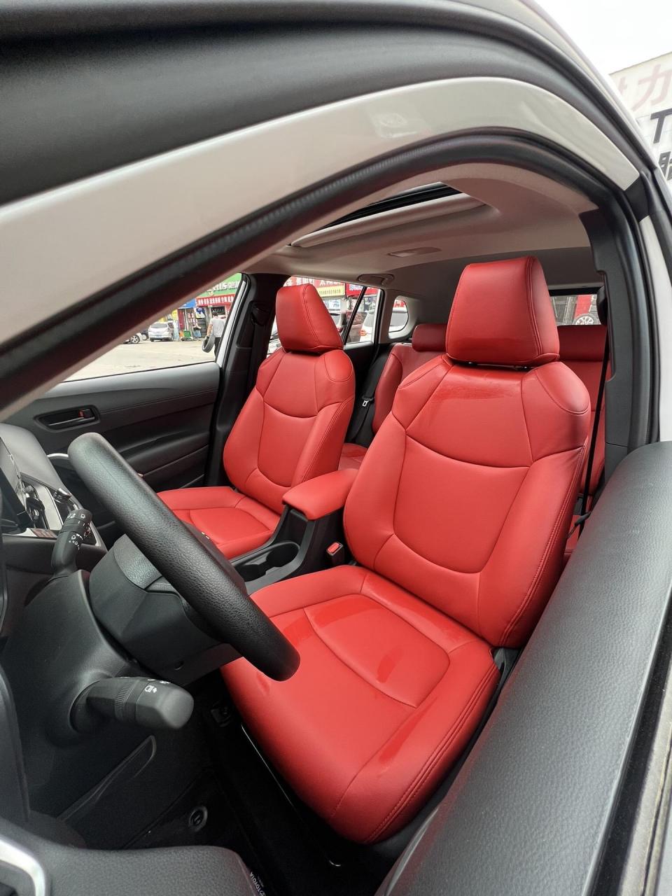 真皮座椅改装 丰田锐放 卡宴红色内饰  这气场,立马强大