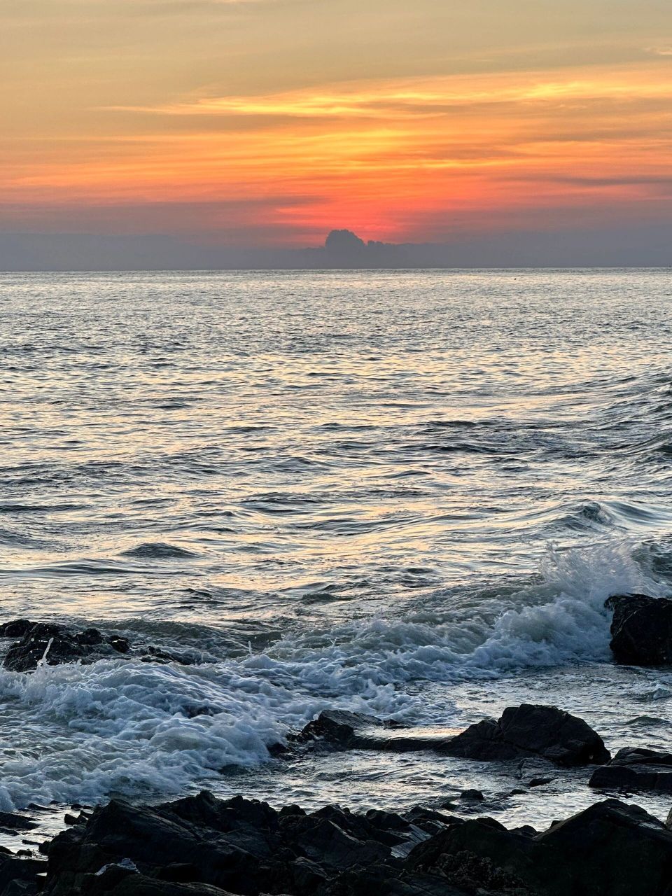 北海冠头岭 看一万次也会心动的日落93 在北海冠头岭的海边 很多人