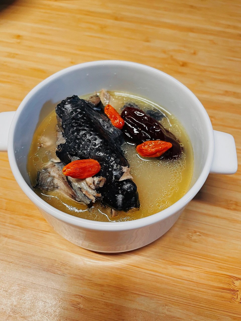 土茯苓五指毛桃乌鸡汤 食材: 乌鸡500克 五指毛桃,土茯苓,芡实格10克