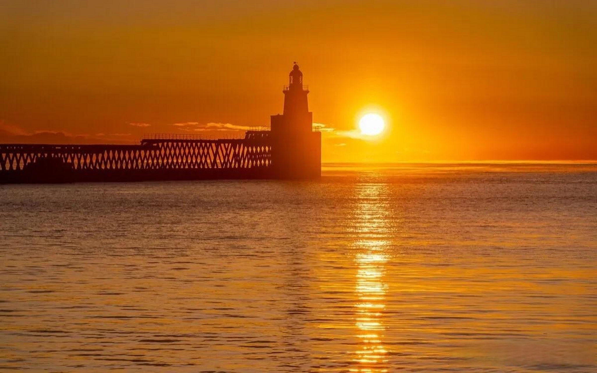 冬日生活打卡季 英国布莱斯早晨迎来日出港口风景格外美