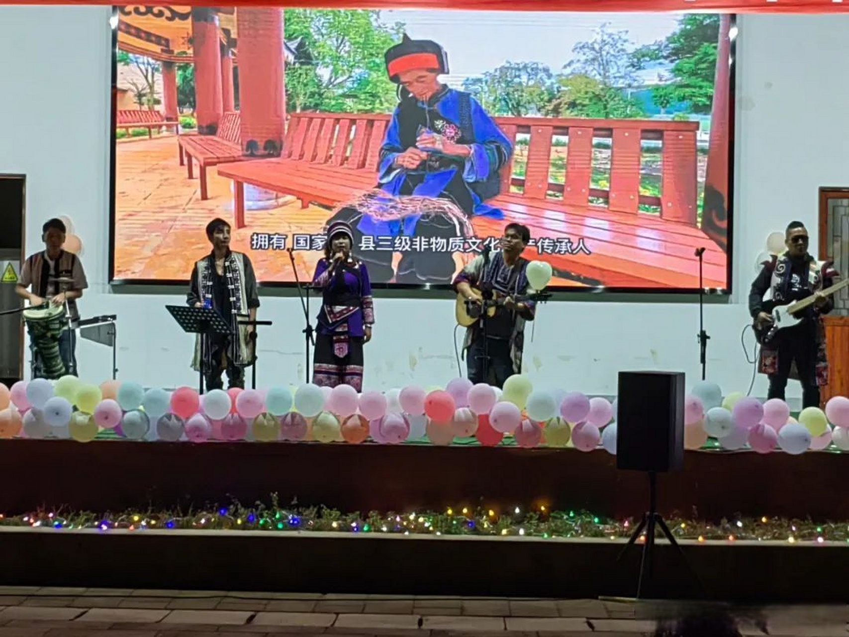 石林简讯# 【助力乡村振兴 阿着底村举办苹果花音乐节】 3月18日晚