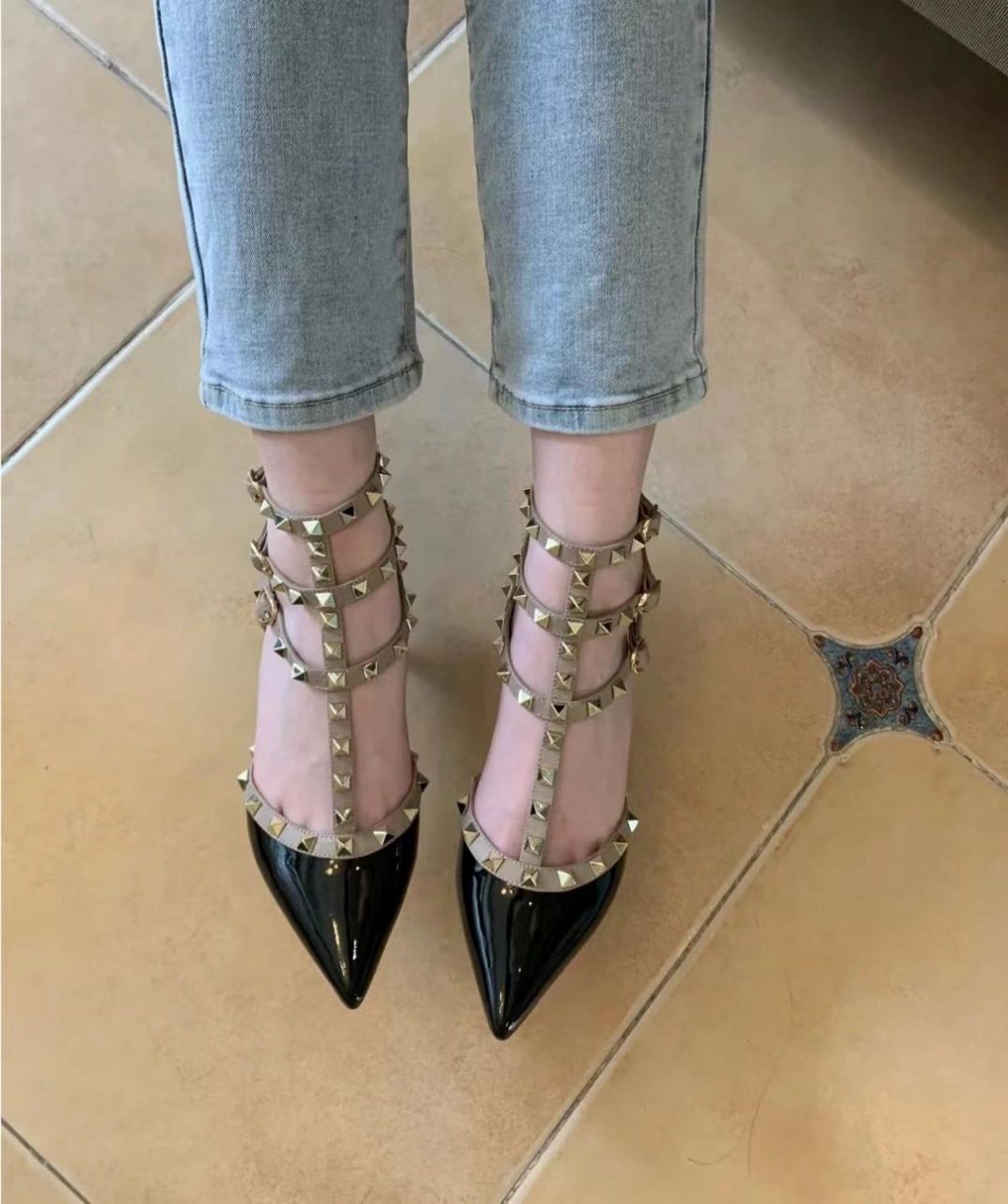 攻速鞋也指华伦天奴的一款经典的铆钉鞋,很多男生会觉着女生穿这个