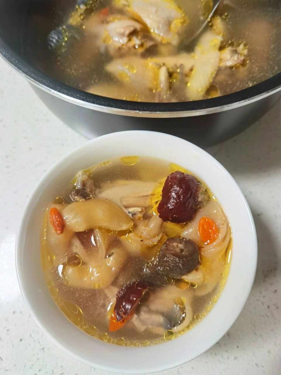 美味又滋补的花胶海参煲鸡汤 | 附泡发 花胶海参煲鸡汤是一道深受女性