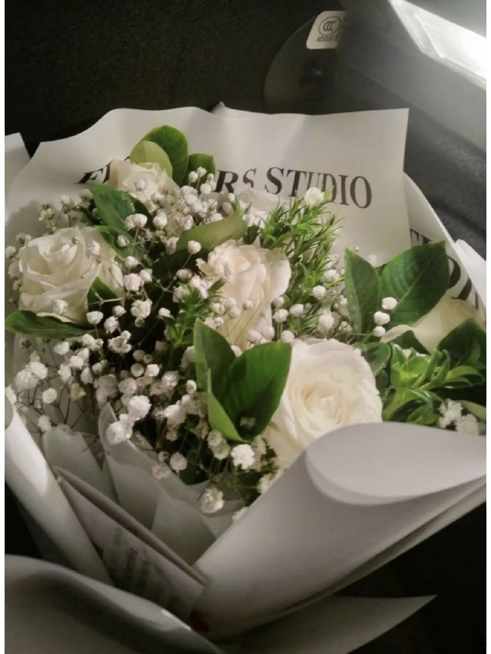 白玫瑰白满天星的花语 白玫瑰配满天星的寓意是单纯的爱恋,白玫瑰有