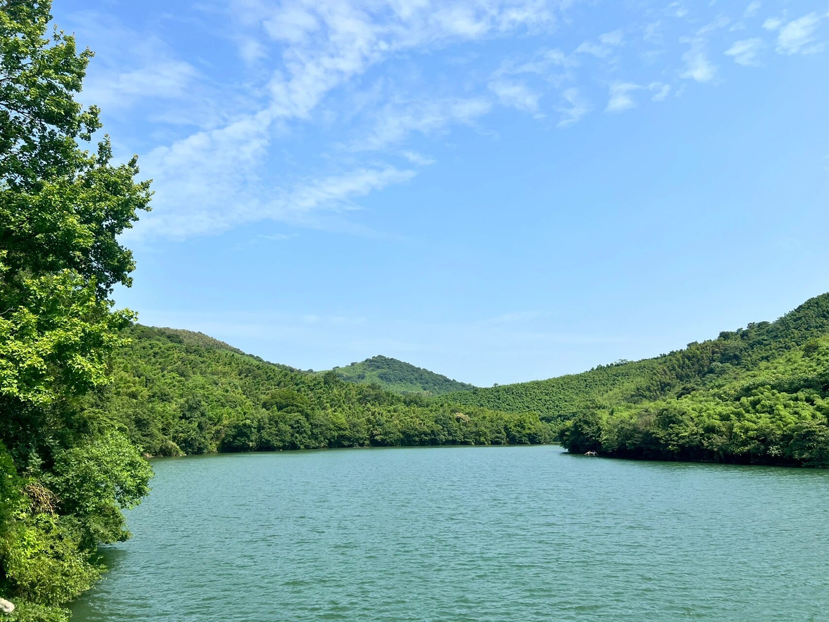 吃过午饭来的平桥石坝 开车大概20分钟 有停车场 停车很方便  景区不 