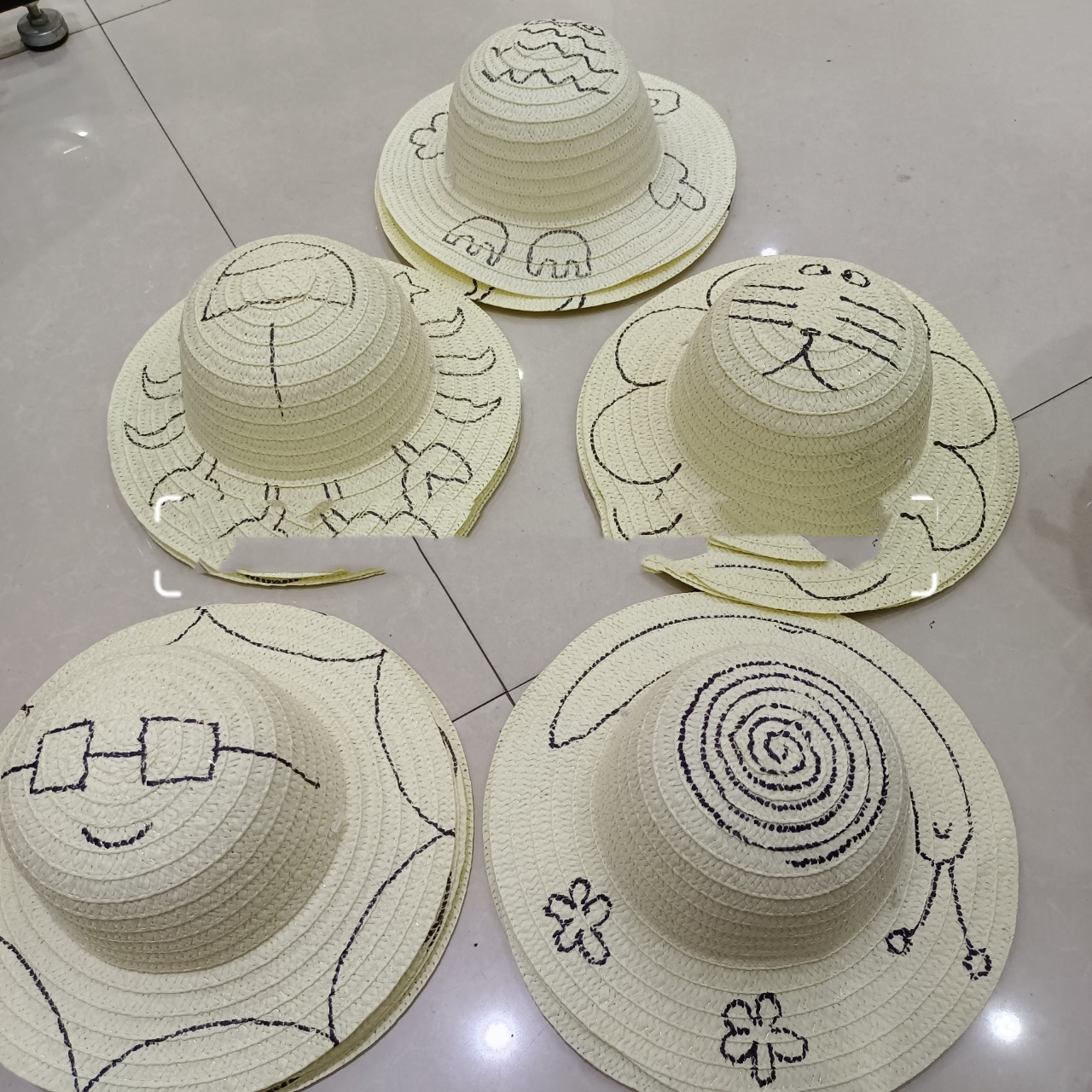 小朋友们快来diy草帽涂鸦绘画