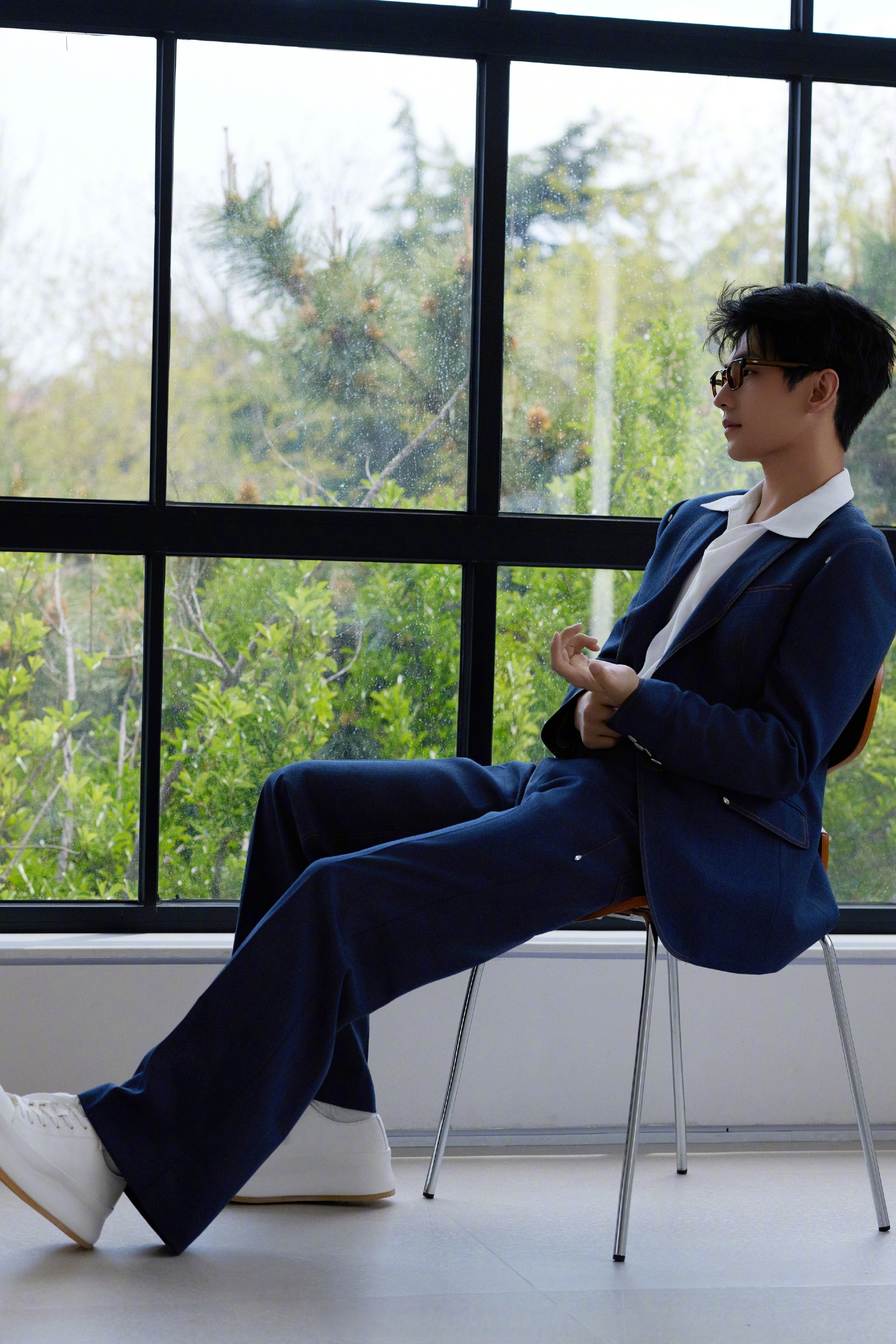 杨洋蓝色系造型# 杨洋 深蓝牛仔西装搭配白衬衫,黑框眼镜亮相婆牌