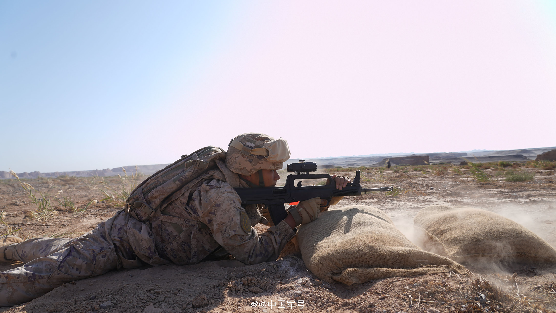 【#西部战区空军大漠戈壁训练大片# 张张都是壁纸!