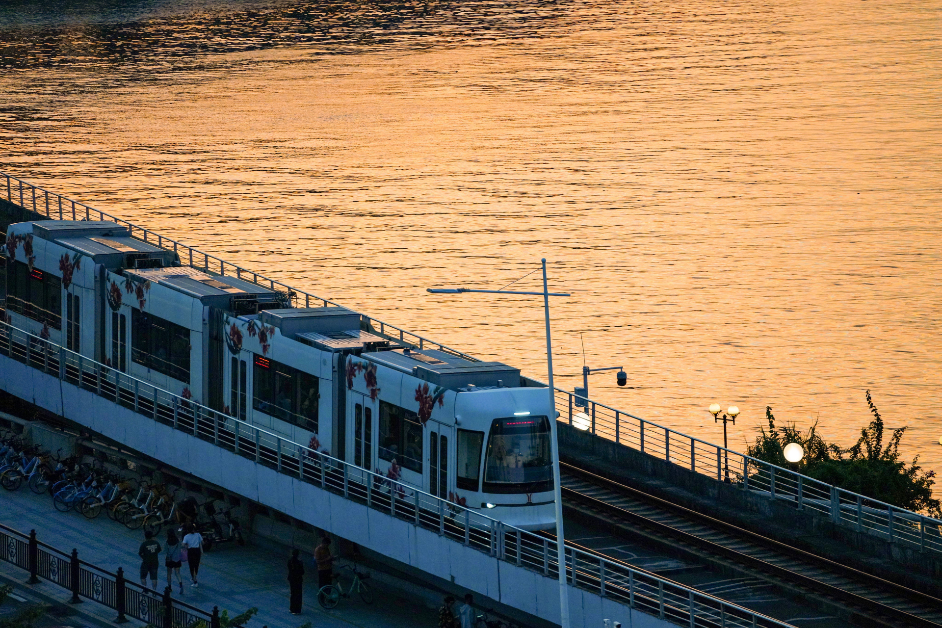 广州晚霞#【#广州晚霞染红天际#】今天傍晚7时许,广州出现绚丽的晚霞