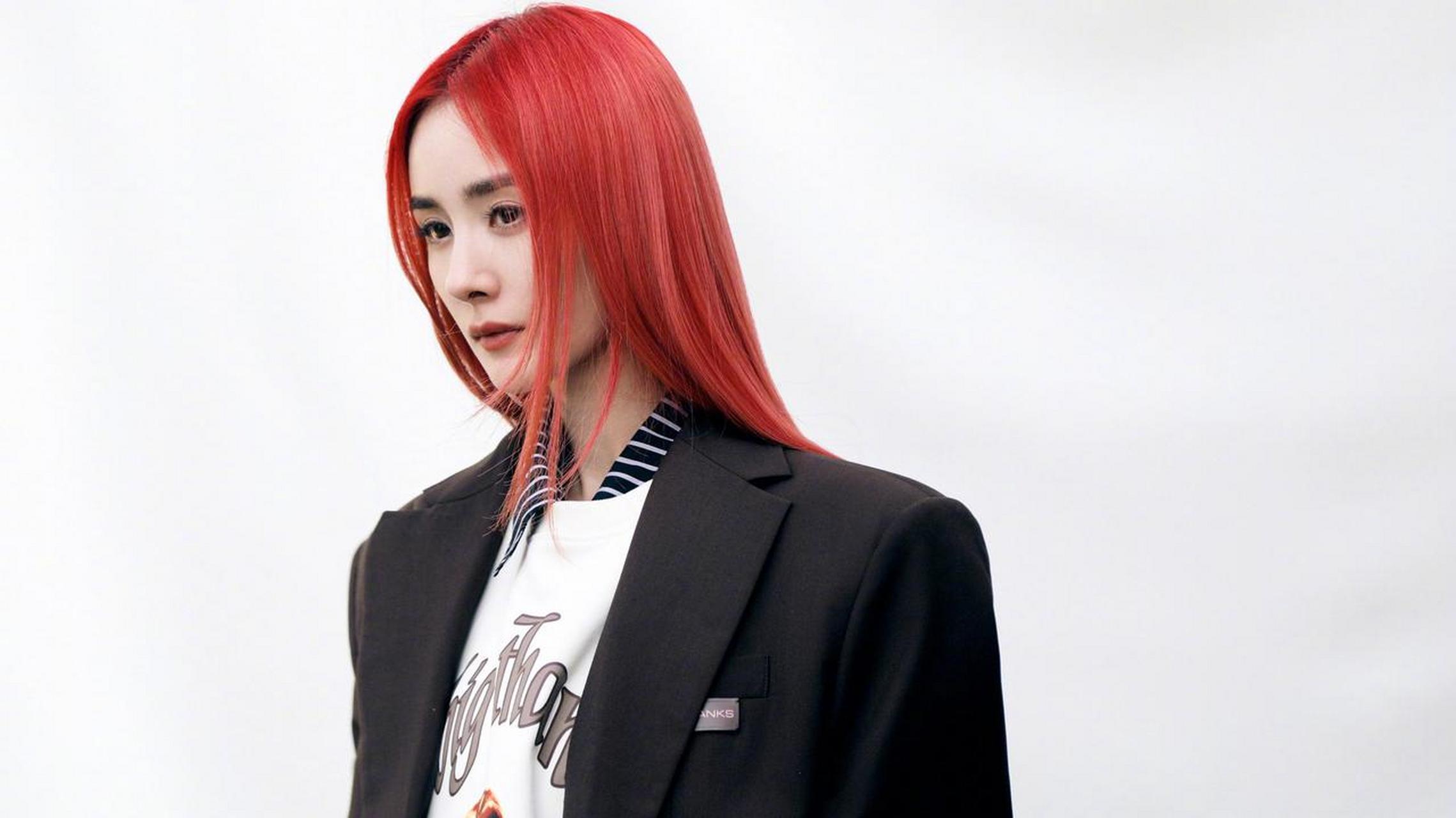 杨幂肆意沉浸其中,感受云舒风涌.