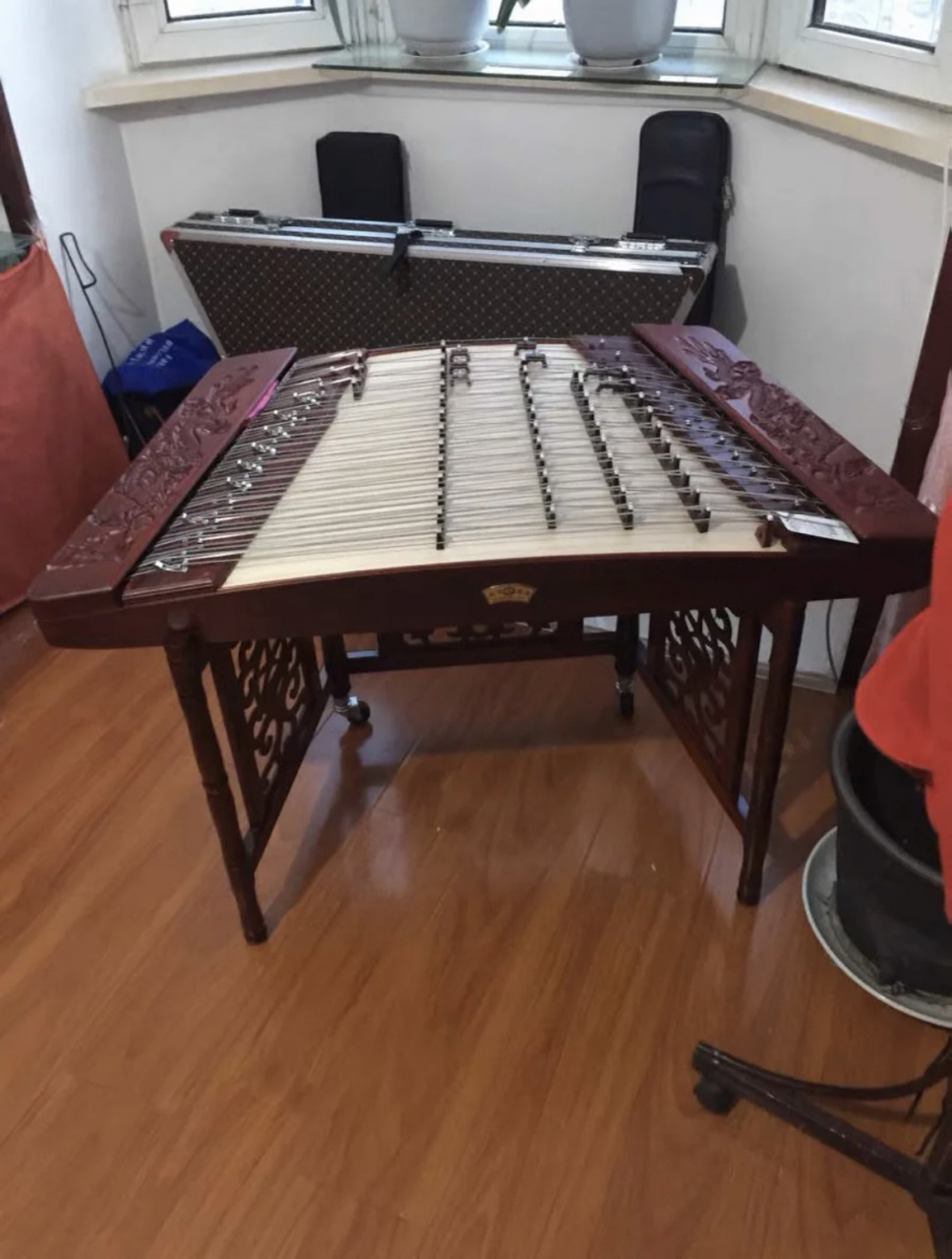 出闲置二手扬琴 出一架闲置二手扬琴 九成新 没时间练了 送琴竹琴弦
