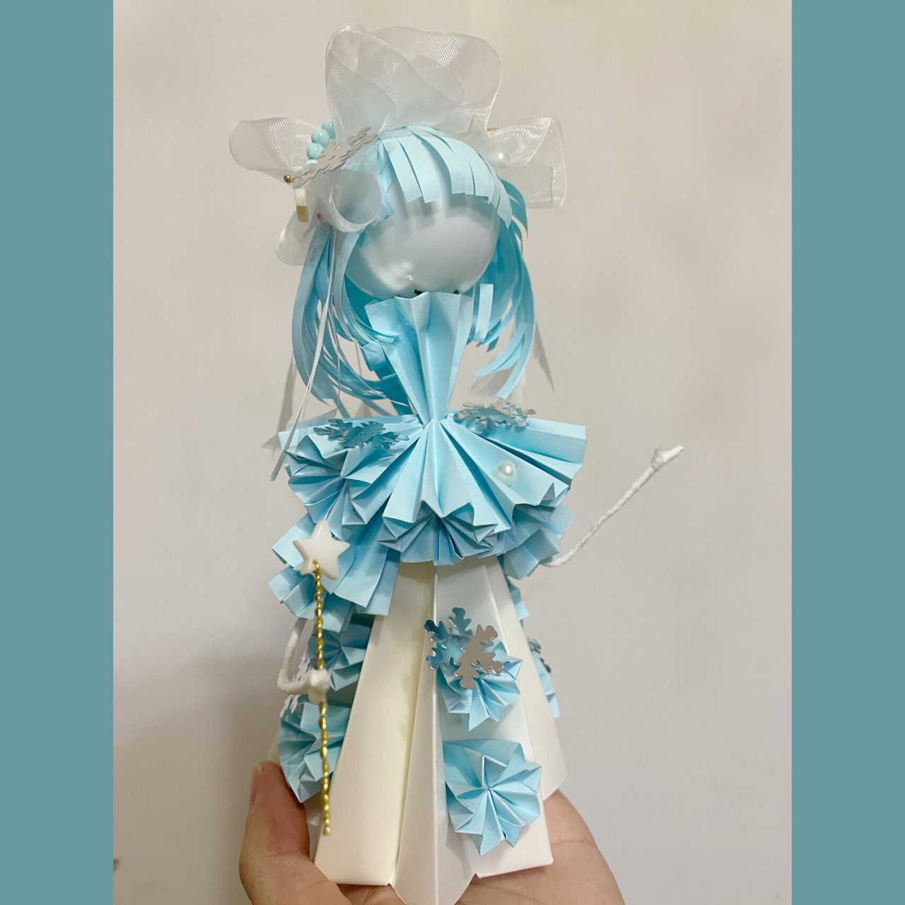 幼儿园家长必备97 立体折纸娃娃制作过程 准备材料: 手工纸若干