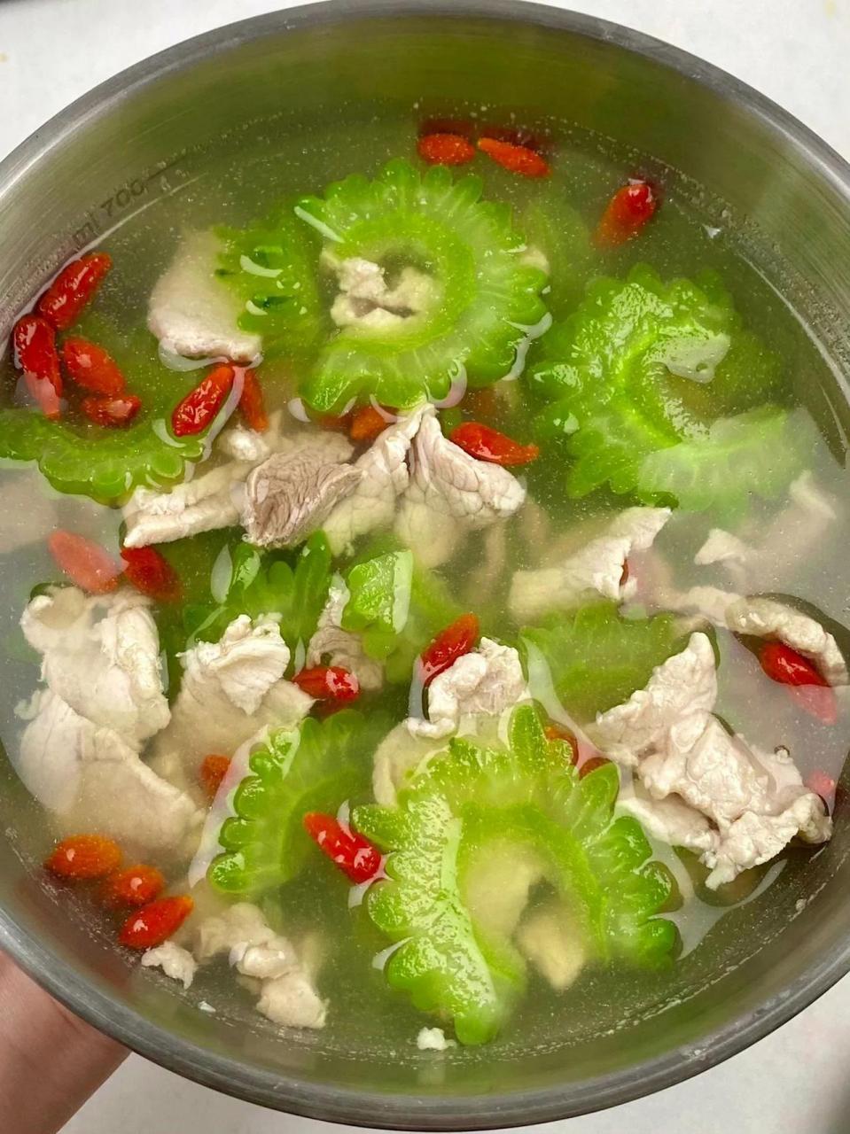 做法: 1,苦瓜切片水里加盐泡10分钟去苦涩味; 2,肉切片加胡椒粉盐	,1