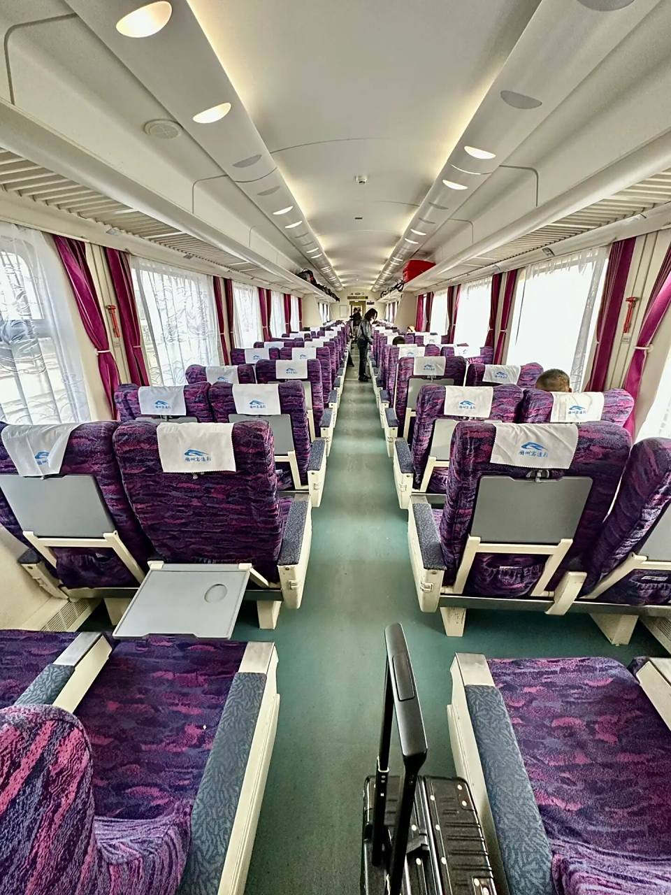 火车软座可以! 如图:座宽人少有帅哥!