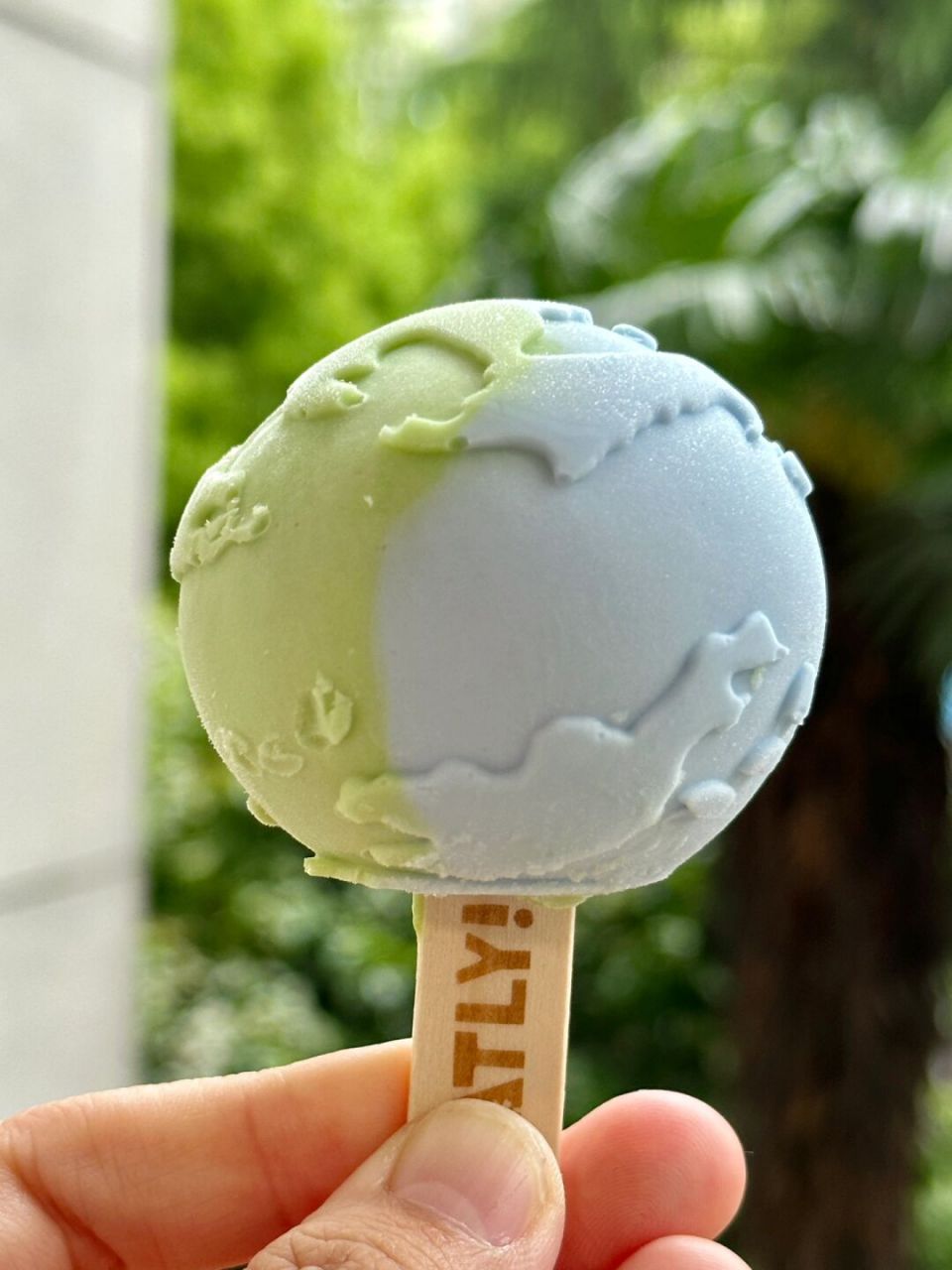 吃上地球冰淇淋了!真的巨可爱! 是蜜瓜椰奶味!