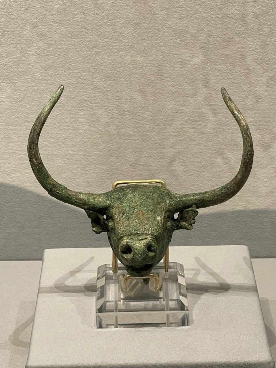 古滇国青铜文化展 图片介绍 图片16615:二人盘舞鎏金青铜扣饰