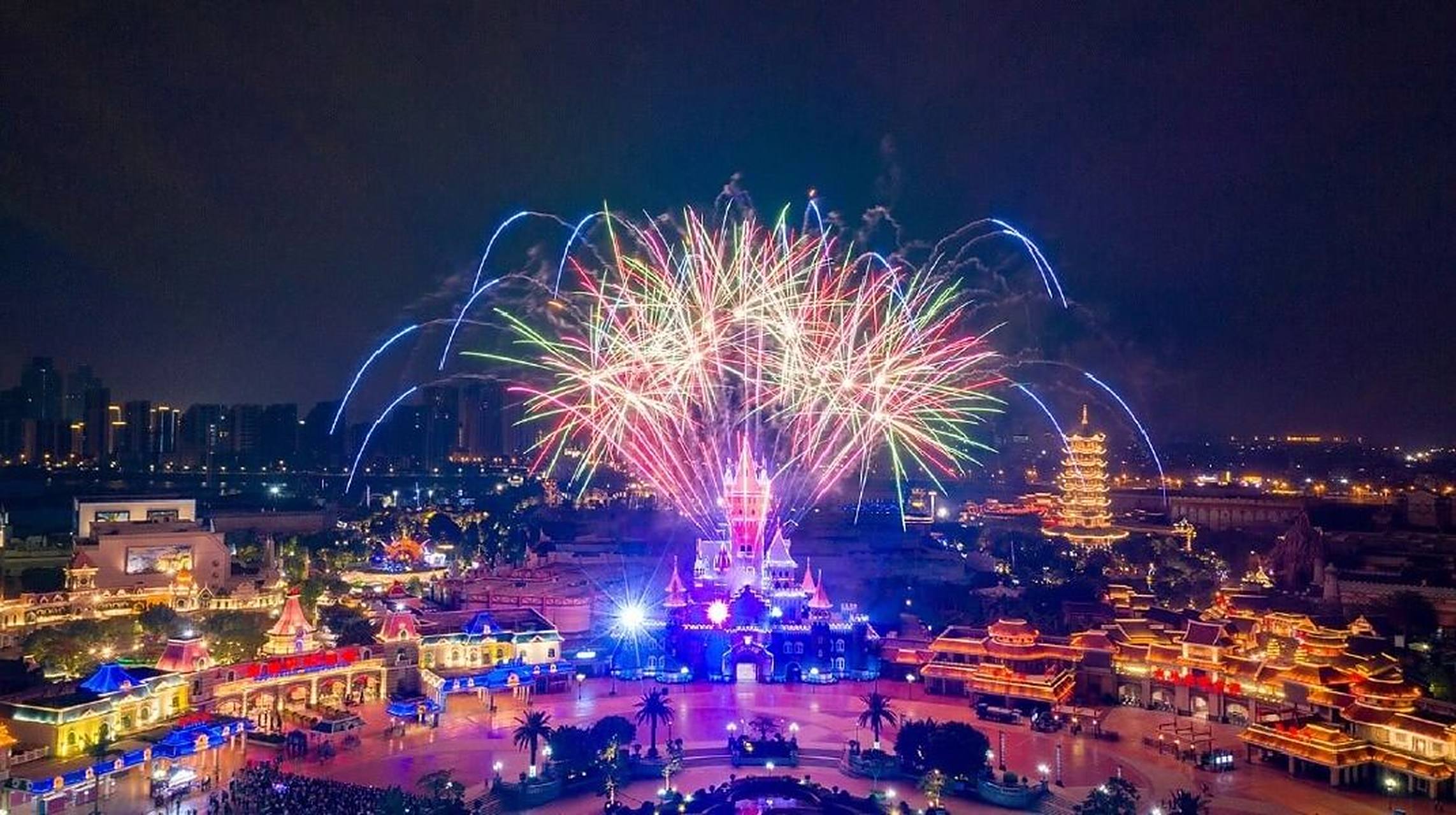 暑假来方特玩9799每晚九点城堡烟花秀92           住酒店 送2